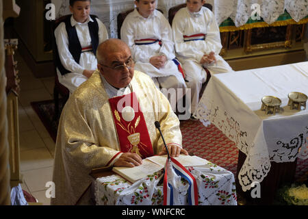 Le prêtre prêche à la messe le jour de Thanksgiving à Stitar, Croatie Banque D'Images