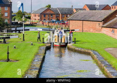 Un bateau en passant par des portes de l'écluse au National Waterways Museum sur le canal de Shropshire Union à Ellesmere Port Banque D'Images