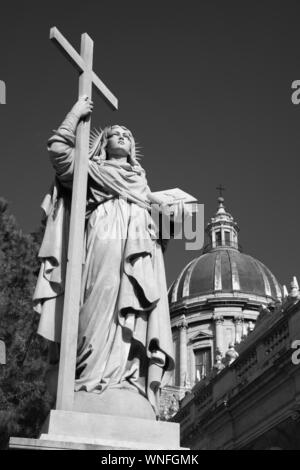 Catane, Italie - 8 avril 2018 : La statue de Sainte Agathe en face de la Basilique di Sant'Agata. Banque D'Images