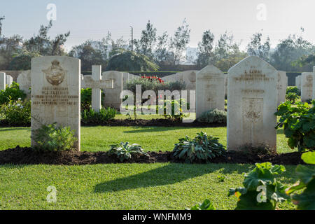 Le Caire, Égypte - 7 décembre 2016 : guerre du Commonwealth d'Héliopolis, contient 1742 sépultures de la Seconde Guerre mondiale, a ouvert en octobre 1941 Banque D'Images