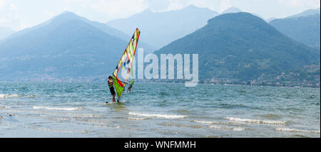 Le lac de Côme, Italie - 21 juillet 2019. Le sport de l'eau : planche à voile vent journée d'été ensoleillée près de Colico, ville de l'Italie. Sur fond de montagnes de l'Alp Banque D'Images