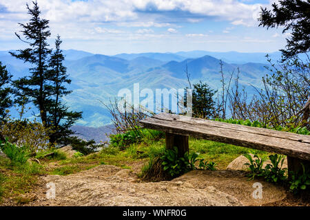 Vue panoramique de banc en bois, de fumé et de Blue Ridge Mountains en Caroline du Nord Banque D'Images