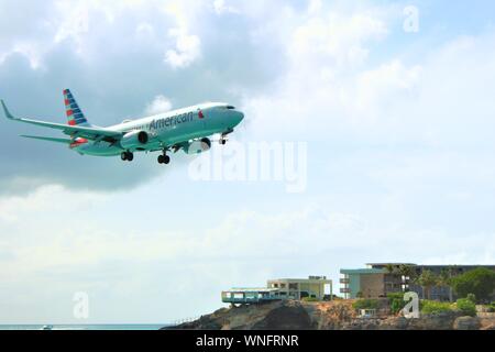 19 août 2019 : Low-flying American Airlines Boeing 737-823 N895NN en venant d'atterrir à l'Aéroport International Princess Juliana SXM, St Maarten. Banque D'Images