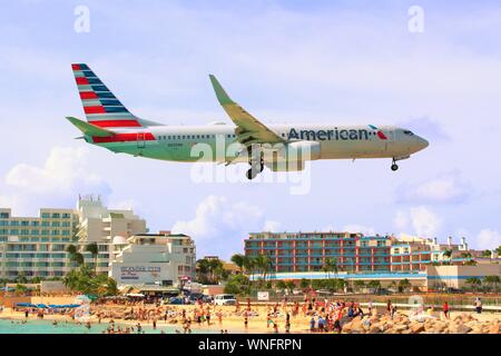 American Airlines Boeing 737-823 N895NN vole bas au-dessus de la plage Maho à mesure qu'il arrive d'atterrir à l'Aéroport International Princess Juliana SXM, St Maarten. Banque D'Images