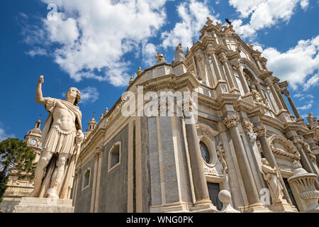 Catane, Italie - 8 avril 2018 : La statue de Saint Attale en face de la Basilique di Sant'Agata. Banque D'Images