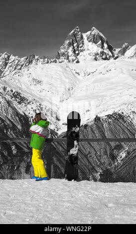 Jeune surfeur prend des photos près de snowboard en hiver vue sur montagne à une journée de soleil. Montagnes du Caucase. Hatsvali Svaneti, région de Géorgie, M Banque D'Images