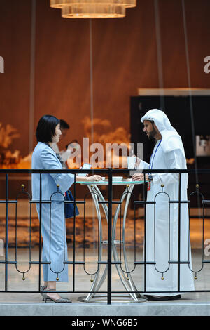 Yinchuan, Chine, région autonome du Ningxia Hui. 16Th Jun 2019. Deux personnes parlent les uns avec les autres au cours de la 2019 conférence sino-arabe Membres Tour Opérateur, un à-côté de l'événement Expo, quatrième Membres sino-Arabe à Yinchuan, Chine du nord-ouest de la région autonome du Ningxia Hui, le 4 septembre 2019. Tenue à Yinchuan de Septembre 5 à 8, la quatrième Expo sino-arabe Membres attire environ 12 600 participants de 2 900 organisations régionales, les chambres de commerce, d'associations et d'entreprises dans 89 pays. Mangmang Crédit : Li/Xinhua/Alamy Live News Banque D'Images