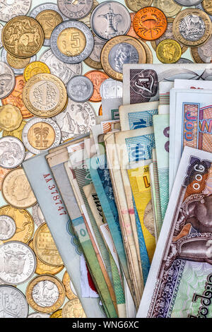 Monnaie internationale - billets et pièces de partout dans le monde. Banque D'Images