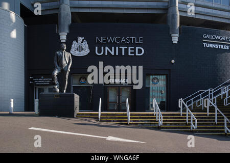 Statue de Sir Bobby Robson au St James Park Newcastle United Football Stadium à Newcastle upon Tyne Banque D'Images