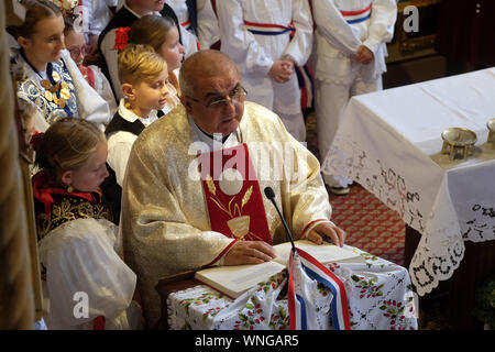 Le prêtre prêche à la messe le jour de Thanksgiving à Stitar, Croatie Banque D'Images