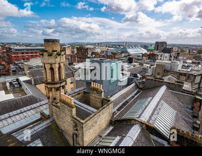 Vue sur la ville et l'ancien bâtiment, le Glasgow Herald, sur le toit de la tour Phare, Glasgow, Écosse, Royaume-Uni