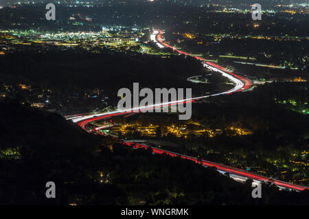 Vue de nuit sur l'aube Los Angeles California freeway traffic sur la route 118 à Porter Ranch dans la vallée de San Fernando. Banque D'Images