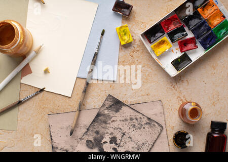 Espace de travail de l'artiste. flatlay Équipement technique sur fond rustique. Les frais généraux de droit. Banque D'Images