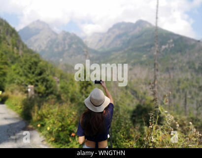 Une femme cesse de photographier les Hautes Tatras, en Slovaquie, le 31 août 2019. Banque D'Images