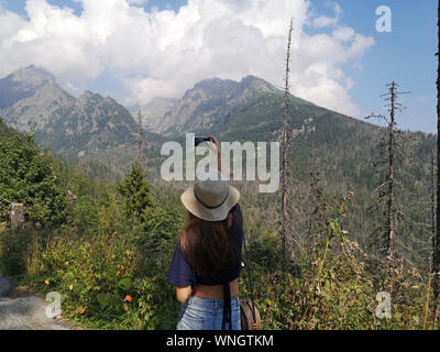 Une femme cesse de photographier les Hautes Tatras, en Slovaquie, le 31 août 2019. Banque D'Images