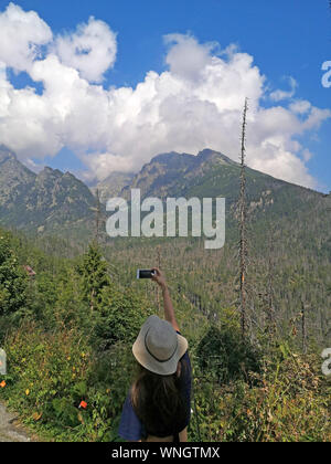 Une femme cesse de photographier les Hautes Tatras, en Slovaquie, le 31 août 2019. Banque D'Images