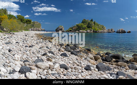 Taormina - la belle petite île Isola Bella et la plage avec les pierres ponces. Banque D'Images