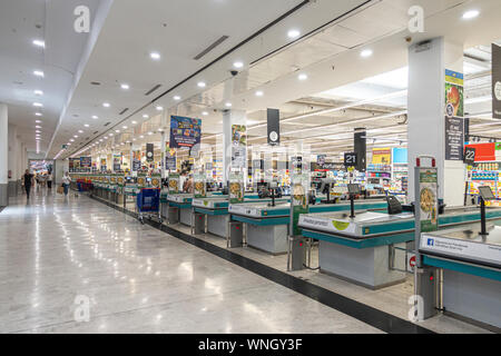 Alicante, Espagne - Juin 18, 2019 : Avis de supermarché Carrefour store caisses caisses à Alicante, Espagne Banque D'Images