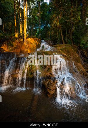 Parc national de Namtok Pha Charoen. Quatre-vingt-dix-sept niveaux cascade au coucher du soleil Banque D'Images