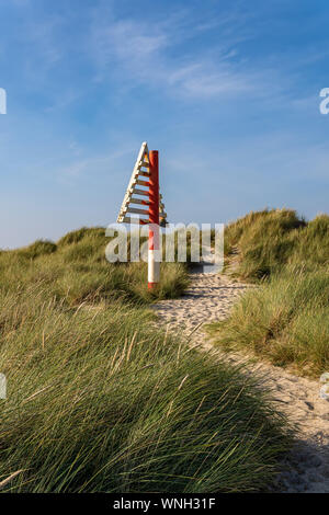 Ces signes (allemand : Cuire au four) sur la plage de Mark Ellenbogen la frontière entre l'Allemagne et le Danemark dans la mer des Wadden. Banque D'Images