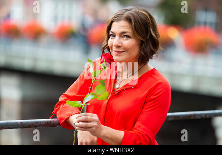 06 septembre 2019, Basse-Saxe, Lüneburg : Claudia, Benoît Lévesque, l'actrice tient à une photo sur le bord d'un tournage pour l'ARD telenovela 'Rote Rosen". Au moment de l'ouverture de crédits pour la nouvelle saison de la "Rote Rosen' sont réalisés dans la région de Lunebourg. Photo : Philipp Schulze/dpa Banque D'Images