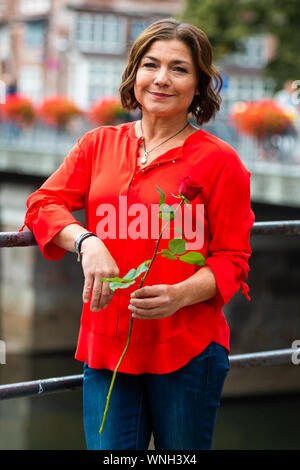 06 septembre 2019, Basse-Saxe, Lüneburg : Claudia, Benoît Lévesque, actrice, est sur le bord du tir pour l'ARD telenovela 'Rote Rosen". Au moment de l'ouverture de crédits pour la nouvelle saison de la "Rote Rosen' sont réalisés dans la région de Lunebourg. Photo : Philipp Schulze/dpa Banque D'Images