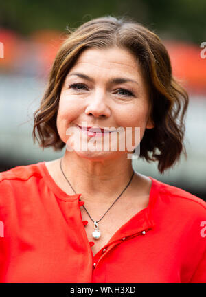 06 septembre 2019, Basse-Saxe, Lüneburg : Claudia, Benoît Lévesque, actrice, pose sur le bord d'un tournage pour l'ARD telenovela 'Rote Rosen". Au moment de l'ouverture de crédits pour la nouvelle saison de la "Rote Rosen' sont réalisés dans la région de Lunebourg. Photo : Philipp Schulze/dpa Banque D'Images
