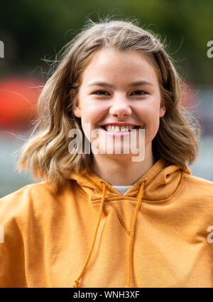 06 septembre 2019, Basse-Saxe, Lüneburg : Clara Apel, actrice, pose sur le bord d'un tournage pour l'ARD telenovela 'Rote Rosen". Au moment de l'ouverture de crédits pour la nouvelle saison de la "Rote Rosen' sont réalisés dans la région de Lunebourg. Photo : Philipp Schulze/dpa Banque D'Images