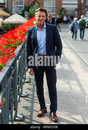 06 septembre 2019, Basse-Saxe, Lüneburg : Herbert Ulrich, acteur, pose à l'écart de l'ARD telenovela 'Rote Rosen". Au moment de l'ouverture de crédits pour la nouvelle saison de la "Rote Rosen' sont réalisés dans la région de Lunebourg. Photo : Philipp Schulze/dpa Banque D'Images