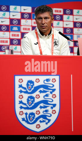 Krasimir Balakov gestionnaire de la Bulgarie lors d'une conférence de presse au stade de Wembley, Londres. Banque D'Images