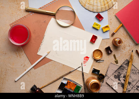 Espace de travail de l'artiste. flatlay Équipement technique sur fond rustique. Vue de dessus avec l'exemplaire de l'espace. Banque D'Images