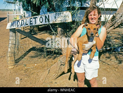 Un ranch femme et son chien à l'avant de leur petite maison dans la petite communauté de l'outback, l'Australie, Middleton au Queensland Banque D'Images