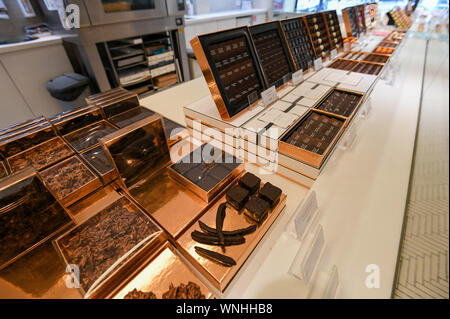 Bruxelles, Belgique. 12Th Mar, 2019. Bonbons de chocolat sont vus dans un magasin à Bruxelles, Belgique, le 5 septembre 2019. La Belgique a une grande histoire de faire le chocolat, qui est un important produit d'exportation du pays. Credit : Riccardo Pareggiani/Xinhua/Alamy Live News Banque D'Images