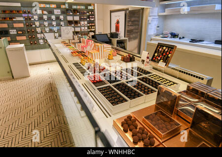 Bruxelles, Belgique. 12Th Mar, 2019. Bonbons de chocolat sont vus dans un magasin à Bruxelles, Belgique, le 5 septembre 2019. La Belgique a une grande histoire de faire le chocolat, qui est un important produit d'exportation du pays. Credit : Riccardo Pareggiani/Xinhua/Alamy Live News Banque D'Images