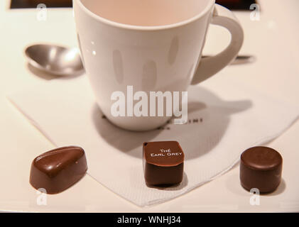 Bruxelles, Belgique. 12Th Mar, 2019. Bonbons de chocolat sont vus dans un magasin à Bruxelles, Belgique, le 5 septembre 2019. La Belgique a une grande histoire de faire le chocolat, qui est un important produit d'exportation du pays. Credit : Riccardo Pareggiani/Xinhua/Alamy Live News Banque D'Images
