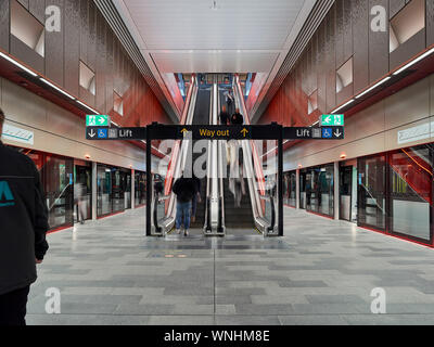 Quais de gare et des escalators. Les stations de métro de l'ouest du nord, Sydney, Australie. Architecte : HASSELL, 2019. Banque D'Images