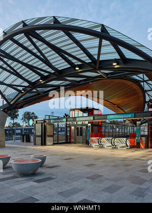 Entrée au niveau de la rue de la station. Les stations de métro de l'ouest du nord, Sydney, Australie. Architecte : HASSELL, 2019. Banque D'Images