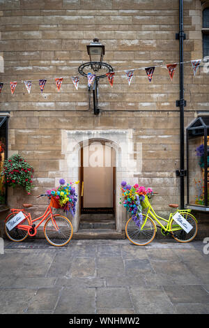 Un écran couleur de l'extérieur de la Miller Harris et parfum de luxe boutique dans Rose Crescent Cambridge UK avec bicyclettes peint de couleurs vives, avec des paniers dans n Banque D'Images