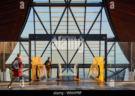 Gare d'escaliers mécaniques entre l'étage supérieur et plates-formes. Les stations de métro de l'ouest du nord, Sydney, Australie. Architecte : HASSELL, 2019. Banque D'Images