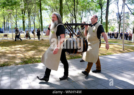 Bruxelles, Belgique. 06 Sep, 2019. Effectuer un baril de porteurs de la bière sur la Grand Place devant une masse célébrer Saint-Arnould, patron des brasseurs à la Cathédrale de Saint Michel et Saint Gudule à Bruxelles, Belgique le 6 septembre 2019. Credit : ALEXANDROS MICHAILIDIS/Alamy Live News Banque D'Images