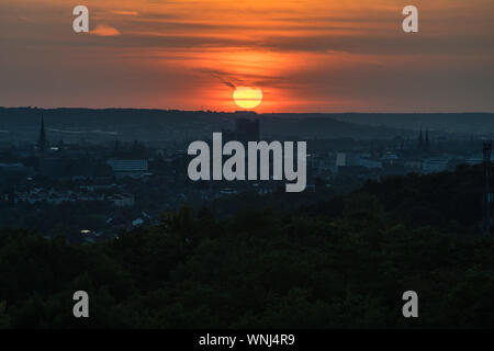 Coucher de soleil sur Bonn, vu de l'Ennert Hills. Le soleil s'approche de l'horizon. Banque D'Images