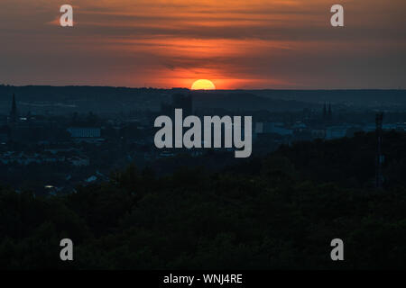 Coucher de soleil sur Bonn, vu de l'Ennert Hills. Le soleil est à moitié derrière l'horizon. Banque D'Images