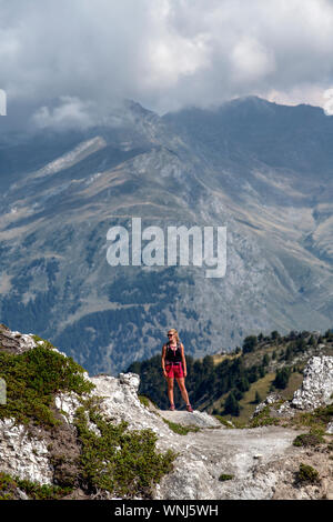 Randonnées d'une femme sur une piste de crête à haute altitude sur la crête du Mont Charvet vers la Dent du Villard, près de Courchevel, dans les Alpes françaises. Banque D'Images