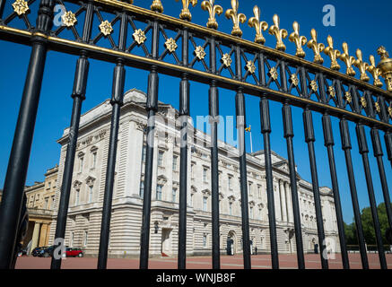 Londres - le 14 mai 2018 : une haute clôture noir et or entoure le palais de Buckingham, qui est ouvert au public en été. Banque D'Images