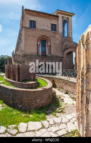 Fontaine de la cenatio ovale du Palais Flaviens aussi connu sous le nom de Domus Flavia sur la colline du Palatin à Rome Banque D'Images