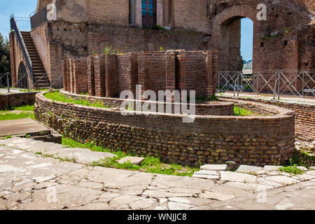 Fontaine de la cenatio ovale du Palais Flaviens aussi connu sous le nom de Domus Flavia sur la colline du Palatin à Rome Banque D'Images