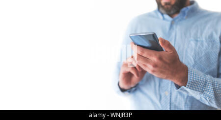 Au milieu de l'homme à l'aide de téléphone mobile ou smartphone against white background Banque D'Images