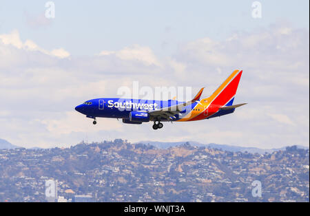 Los Angeles, Californie, USA - Le 22 mai 2019 : un Boeing 737 sud-ouest atterrit sur l'Aéroport International de Los Angeles (LAX). Banque D'Images