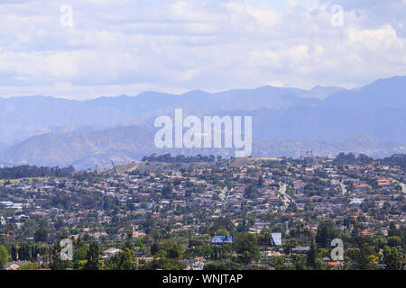Los Angeles, Californie, USA - Le 22 mai 2019 : Vue aérienne de l'Hollywood Hills. Dans l'arrière-plan est le Hollywood-Sign. Banque D'Images