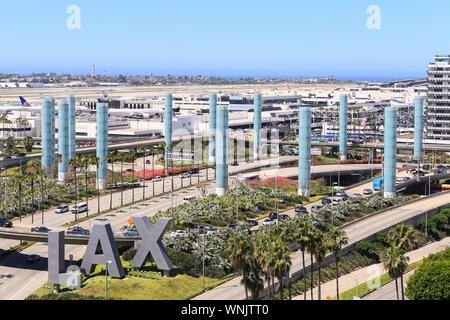 Los Angeles, Californie, USA - Le 22 mai 2019 : Vue de l'Aéroport International de Los Angeles. Capturées à partir de ci-dessus. LAX-panneau d'entrée dans le foregrund. Banque D'Images